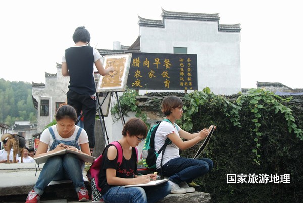 　　9月13日，座落在婺源縣秋口鎮(zhèn)李坑村“小橋、流水、人家”創(chuàng)作寫生基地的李坑章文灑店農(nóng)家樂。