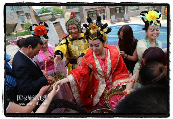 6月19日，端午節(jié)的前一天，甘肅平?jīng)鍪嗅轻紖^(qū)南山公園澳廈麗灣小區(qū)“邀請”唐朝被譽為四大美女之一的“楊貴妃”前來與市民見面，共度“端午佳節(jié)”。期間，“貴妃娘娘”由一名解說人員做向?qū)Вc小區(qū)居民一同游玩、賞景、互敬酒水、合影留念，并現(xiàn)場贈送大人小孩粽子、香包和糖果。