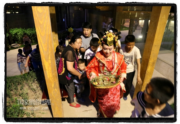 6月19日，端午節(jié)的前一天，甘肅平?jīng)鍪嗅轻紖^(qū)南山公園澳廈麗灣小區(qū)“邀請”唐朝被譽為四大美女之一的“楊貴妃”前來與市民見面，共度“端午佳節(jié)”。期間，“貴妃娘娘”由一名解說人員做向?qū)Вc小區(qū)居民一同游玩、賞景、互敬酒水、合影留念，并現(xiàn)場贈送大人小孩粽子、香包和糖果。