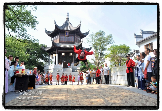 6月20日，小朋友們和中國(guó)武術(shù)愛好者們?cè)诮魇℃脑纯h熹園景區(qū)表演中國(guó)傳統(tǒng)的中國(guó)武術(shù)功夫，吸引許多游人前來駐足觀看。當(dāng)日是中國(guó)傳統(tǒng)的端午節(jié)，江西省婺源縣的中國(guó)武術(shù)愛好者們通過表演中國(guó)武術(shù)功夫，打太極，表演了少林棍、硬氣功、自選拳等少林寺功夫，讓孩子們從小學(xué)習(xí)中國(guó)武術(shù)，傳承中國(guó)武德，感受先人過端午的氛圍。