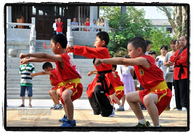 6月20日，小朋友們和中國(guó)武術(shù)愛好者們?cè)诮魇℃脑纯h熹園景區(qū)表演中國(guó)傳統(tǒng)的中國(guó)武術(shù)功夫，吸引許多游人前來駐足觀看。當(dāng)日是中國(guó)傳統(tǒng)的端午節(jié)，江西省婺源縣的中國(guó)武術(shù)愛好者們通過表演中國(guó)武術(shù)功夫，打太極，表演了少林棍、硬氣功、自選拳等少林寺功夫，讓孩子們從小學(xué)習(xí)中國(guó)武術(shù)，傳承中國(guó)武德，感受先人過端午的氛圍。