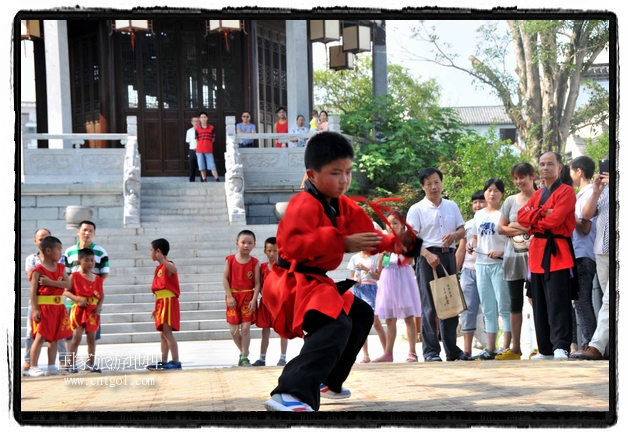 6月20日，小朋友們和中國(guó)武術(shù)愛好者們?cè)诮魇℃脑纯h熹園景區(qū)表演中國(guó)傳統(tǒng)的中國(guó)武術(shù)功夫，吸引許多游人前來駐足觀看。當(dāng)日是中國(guó)傳統(tǒng)的端午節(jié)，江西省婺源縣的中國(guó)武術(shù)愛好者們通過表演中國(guó)武術(shù)功夫，打太極，表演了少林棍、硬氣功、自選拳等少林寺功夫，讓孩子們從小學(xué)習(xí)中國(guó)武術(shù)，傳承中國(guó)武德，感受先人過端午的氛圍。