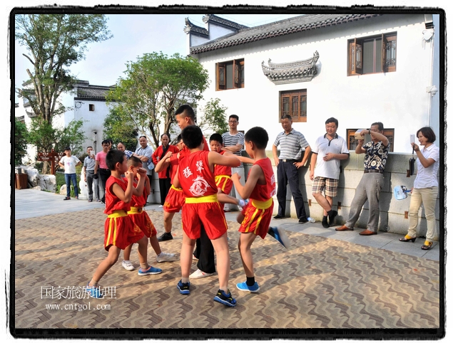 6月20日，小朋友們和中國(guó)武術(shù)愛好者們?cè)诮魇℃脑纯h熹園景區(qū)表演中國(guó)傳統(tǒng)的中國(guó)武術(shù)功夫，吸引許多游人前來駐足觀看。當(dāng)日是中國(guó)傳統(tǒng)的端午節(jié)，江西省婺源縣的中國(guó)武術(shù)愛好者們通過表演中國(guó)武術(shù)功夫，打太極，表演了少林棍、硬氣功、自選拳等少林寺功夫，讓孩子們從小學(xué)習(xí)中國(guó)武術(shù)，傳承中國(guó)武德，感受先人過端午的氛圍。
