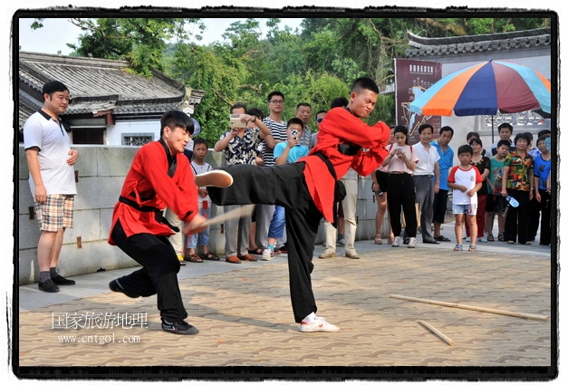 6月20日，小朋友們和中國(guó)武術(shù)愛好者們?cè)诮魇℃脑纯h熹園景區(qū)表演中國(guó)傳統(tǒng)的中國(guó)武術(shù)功夫，吸引許多游人前來駐足觀看。當(dāng)日是中國(guó)傳統(tǒng)的端午節(jié)，江西省婺源縣的中國(guó)武術(shù)愛好者們通過表演中國(guó)武術(shù)功夫，打太極，表演了少林棍、硬氣功、自選拳等少林寺功夫，讓孩子們從小學(xué)習(xí)中國(guó)武術(shù)，傳承中國(guó)武德，感受先人過端午的氛圍。
