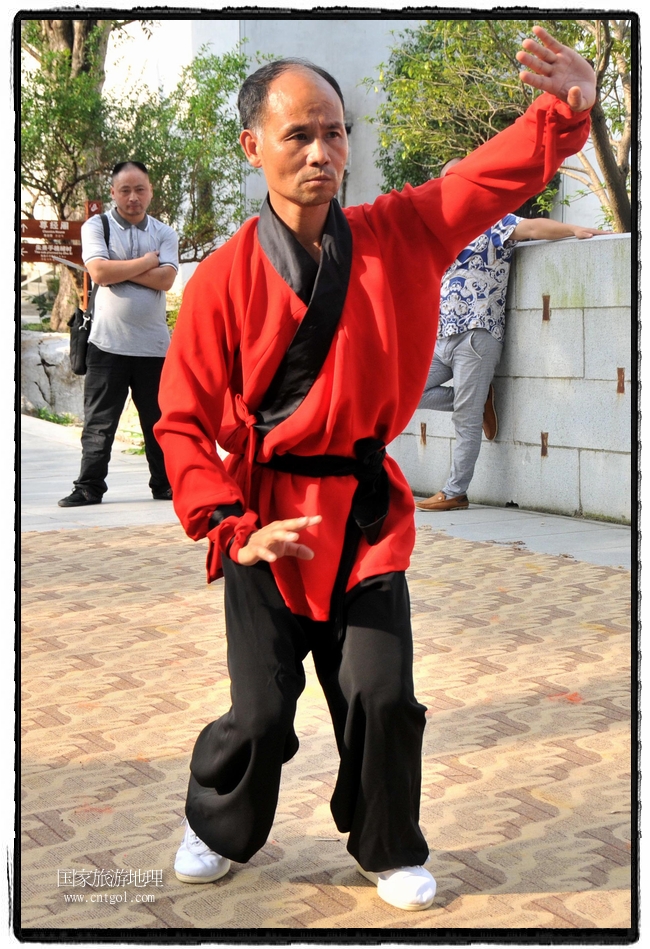 6月20日，小朋友們和中國(guó)武術(shù)愛好者們?cè)诮魇℃脑纯h熹園景區(qū)表演中國(guó)傳統(tǒng)的中國(guó)武術(shù)功夫，吸引許多游人前來駐足觀看。當(dāng)日是中國(guó)傳統(tǒng)的端午節(jié)，江西省婺源縣的中國(guó)武術(shù)愛好者們通過表演中國(guó)武術(shù)功夫，打太極，表演了少林棍、硬氣功、自選拳等少林寺功夫，讓孩子們從小學(xué)習(xí)中國(guó)武術(shù)，傳承中國(guó)武德，感受先人過端午的氛圍。