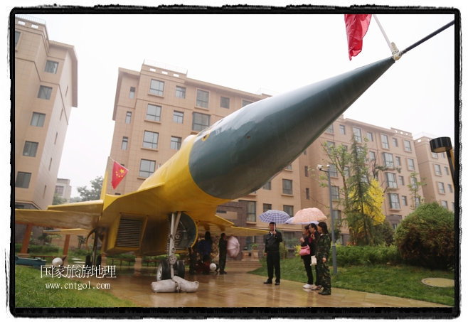 小區(qū)突然出現(xiàn)“飛機(jī)坦克”，其中殲15艦載戰(zhàn)斗機(jī)一架、99式主戰(zhàn)坦克一輛、武直-10武裝直升機(jī)一架，吸引了眾多市民雨中圍觀、合影。