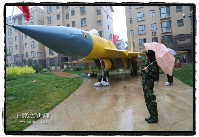 小區(qū)突然出現(xiàn)“飛機(jī)坦克”，其中殲15艦載戰(zhàn)斗機(jī)一架、99式主戰(zhàn)坦克一輛、武直-10武裝直升機(jī)一架，吸引了眾多市民雨中圍觀、合影。