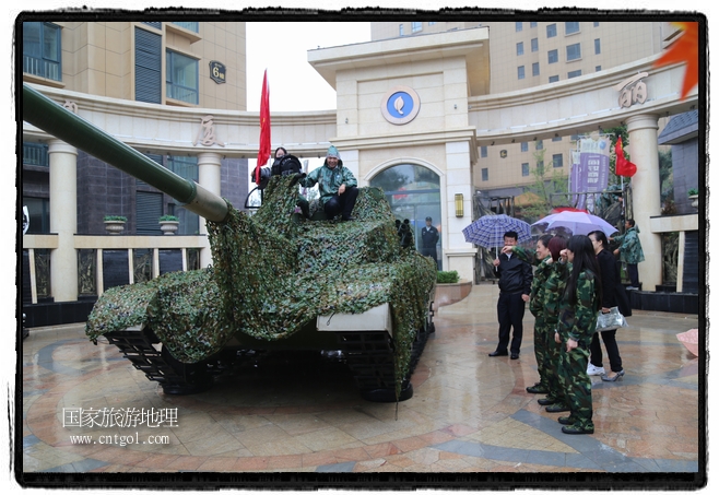 小區(qū)突然出現(xiàn)“飛機(jī)坦克”，其中殲15艦載戰(zhàn)斗機(jī)一架、99式主戰(zhàn)坦克一輛、武直-10武裝直升機(jī)一架，吸引了眾多市民雨中圍觀、合影。