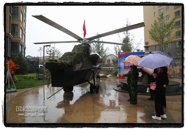 小區(qū)突然出現(xiàn)“飛機(jī)坦克”，其中殲15艦載戰(zhàn)斗機(jī)一架、99式主戰(zhàn)坦克一輛、武直-10武裝直升機(jī)一架，吸引了眾多市民雨中圍觀、合影。