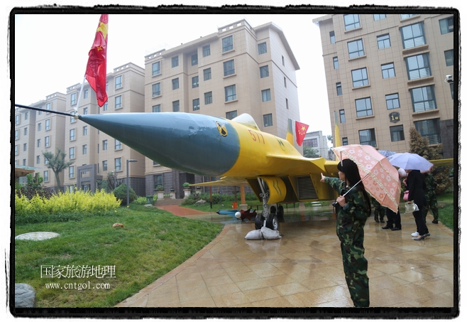 小區(qū)突然出現(xiàn)“飛機(jī)坦克”，其中殲15艦載戰(zhàn)斗機(jī)一架、99式主戰(zhàn)坦克一輛、武直-10武裝直升機(jī)一架，吸引了眾多市民雨中圍觀、合影。