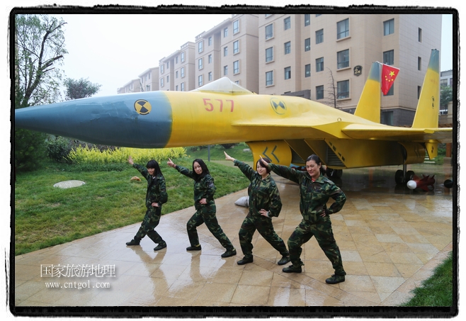小區(qū)突然出現(xiàn)“飛機(jī)坦克”，其中殲15艦載戰(zhàn)斗機(jī)一架、99式主戰(zhàn)坦克一輛、武直-10武裝直升機(jī)一架，吸引了眾多市民雨中圍觀、合影。