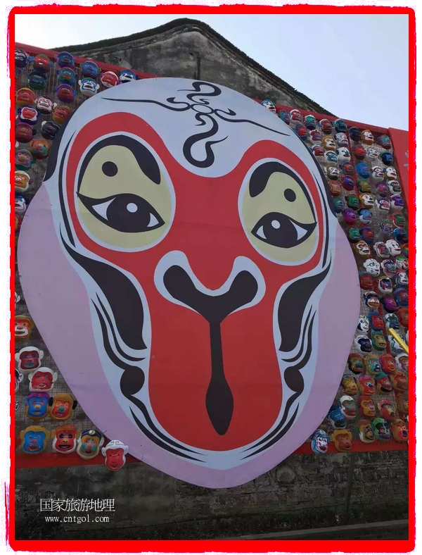 中國(guó)規(guī)模最大的猴面具彩繪在南潯古鎮(zhèn)展示。猴子真是今年最紅的動(dòng)物。 