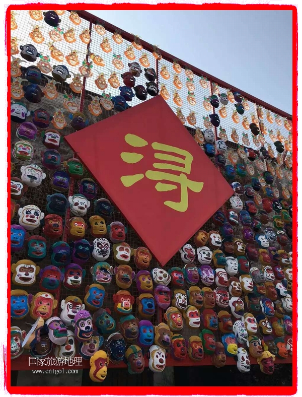 中國(guó)規(guī)模最大的猴面具彩繪在南潯古鎮(zhèn)展示。猴子真是今年最紅的動(dòng)物。 
