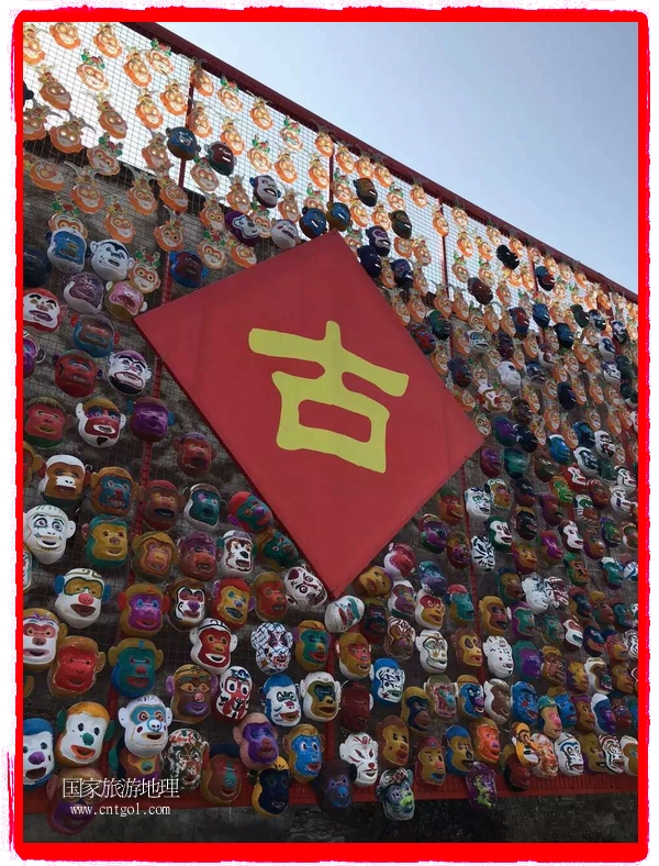中國(guó)規(guī)模最大的猴面具彩繪在南潯古鎮(zhèn)展示。猴子真是今年最紅的動(dòng)物。 
