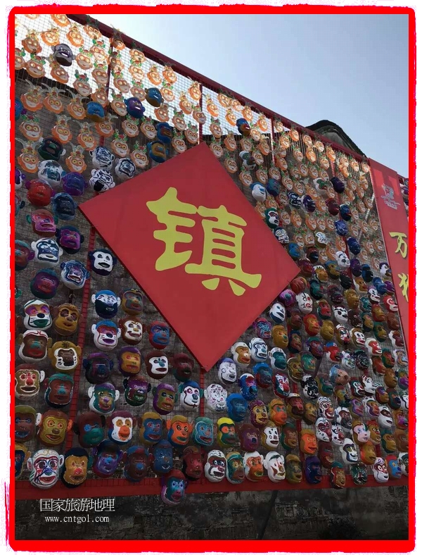 中國(guó)規(guī)模最大的猴面具彩繪在南潯古鎮(zhèn)展示。猴子真是今年最紅的動(dòng)物。 