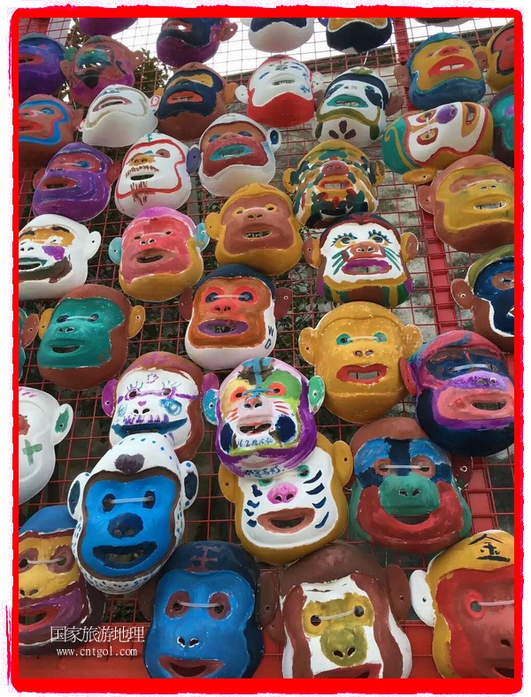 中國(guó)規(guī)模最大的猴面具彩繪在南潯古鎮(zhèn)展示。猴子真是今年最紅的動(dòng)物。 