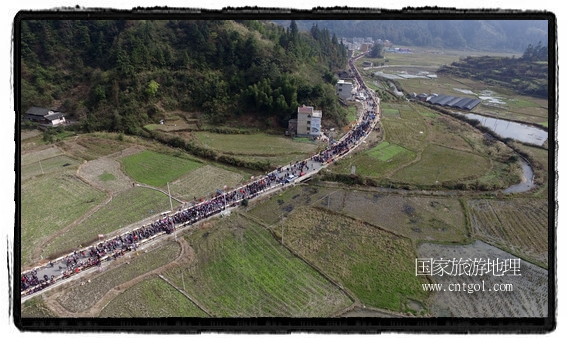 1700桌合攏宴，總長(zhǎng)3.7公里，10380人同桌就餐，創(chuàng)歷史之最